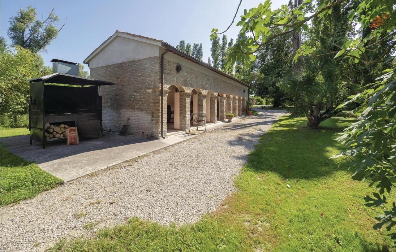 2 Bedroom Awesome Home In Taglio Di Po Ro Porto Viro Exterior foto