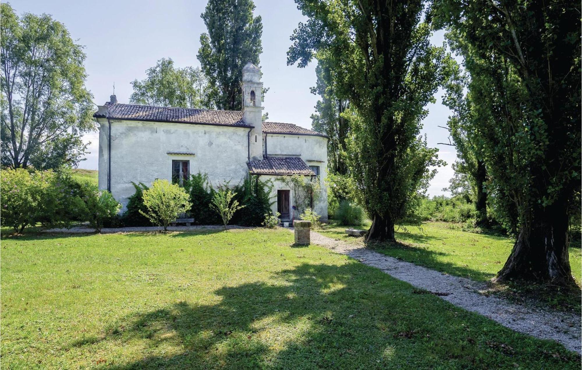 2 Bedroom Awesome Home In Taglio Di Po Ro Porto Viro Exterior foto